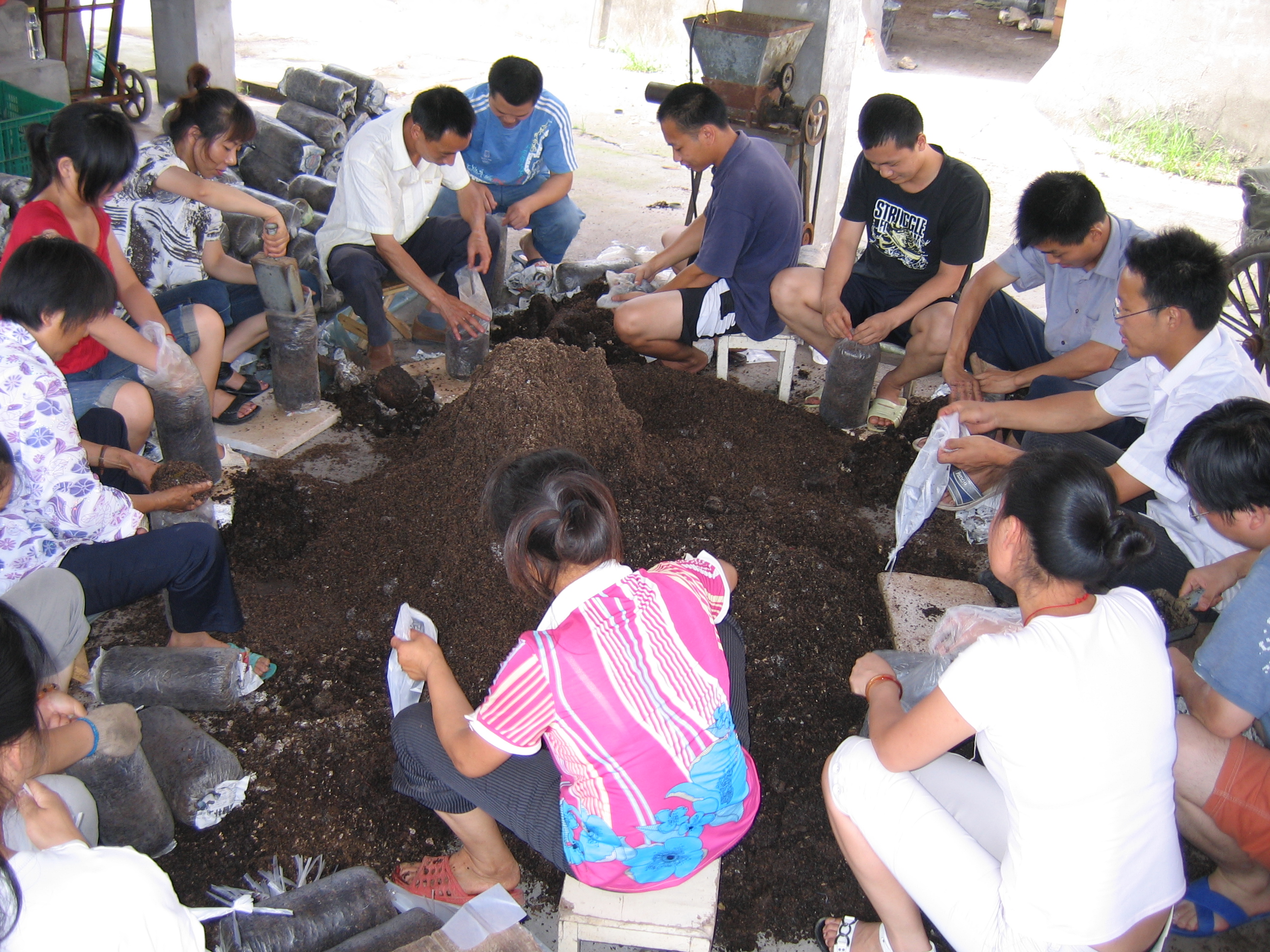 老师带领学员在基地亲自操作2.jpg